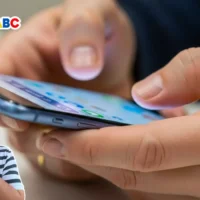 Imagen de Wintor abc Y unas manos con la consulta en el celular, si recibirá su transferencia