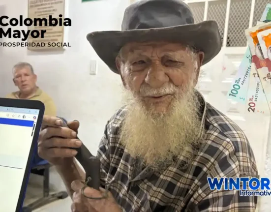 Imagen de adulto mayor feliz por que sube el pago de CM en N. de S