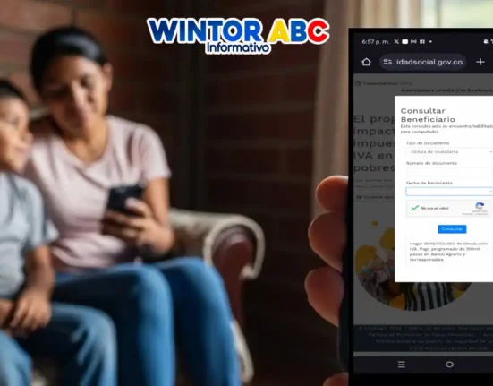 Imagen de madre e hijo mirando el celular leyendo la noticia verifica con tu CC