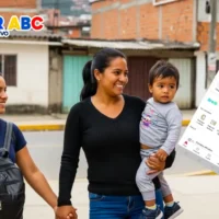 Imagen de dos madres con sus hijos felices por que ya está pagando RC