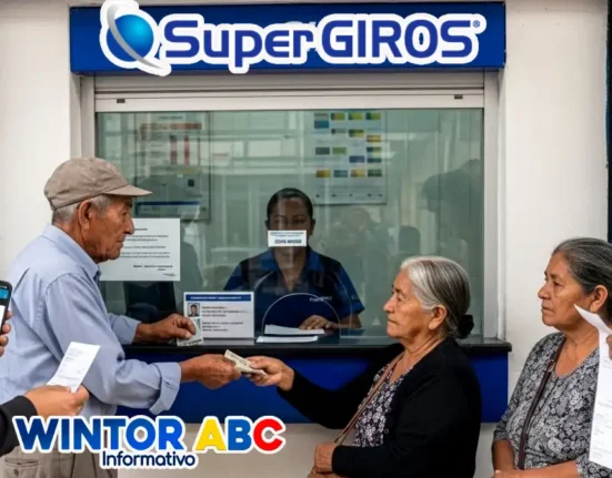Imagen de adultos mayores y jóvenes cobrando y realizando Consulta de giros en SuperGIROS