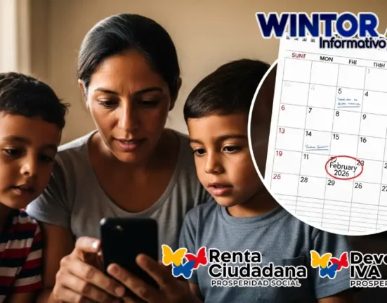 Una madre con sus 2 hijos verificando Corte de focalización 2026 y calendario