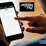 Imagen debun njoven mirando su celular sobre la Fecha oficial del primer pago