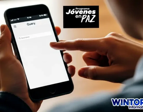 Imagen debun njoven mirando su celular sobre la Fecha oficial del primer pago