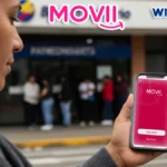 Imagen de una madre verificando si, MOVii seguirá entregando transferencias en 2026