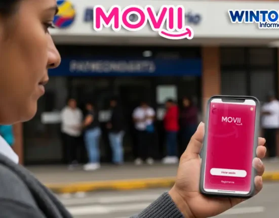 Imagen de una madre verificando si, MOVii seguirá entregando transferencias en 2026
