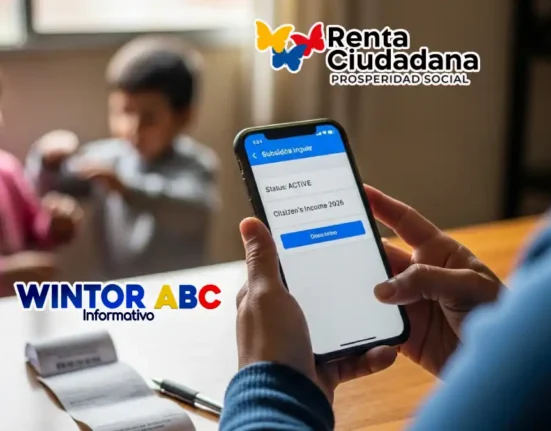 Imagen de una madre que muestran sus manos con celular, con noticia, así consultas tu estado