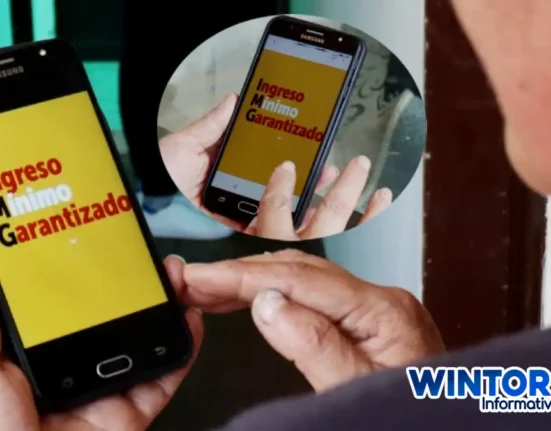 Imagen de una mujer mostrando con sus manos, con tu cédula la liquidación