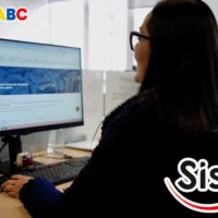 Imagen de una mujer mirando el computador que inicia actualización dinámica