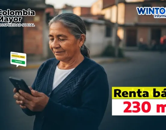 imagen de una mujer adulta mayor mirando el celular sobre la renta de 230 mil