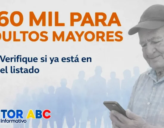 Imagen con titulo 460 mil para adultos mayores mirando el celular