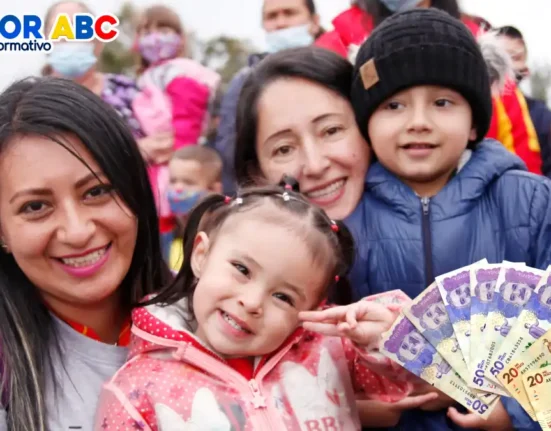 Imagen de madres con sus hijos felices al verifcar la Nueva base maestra