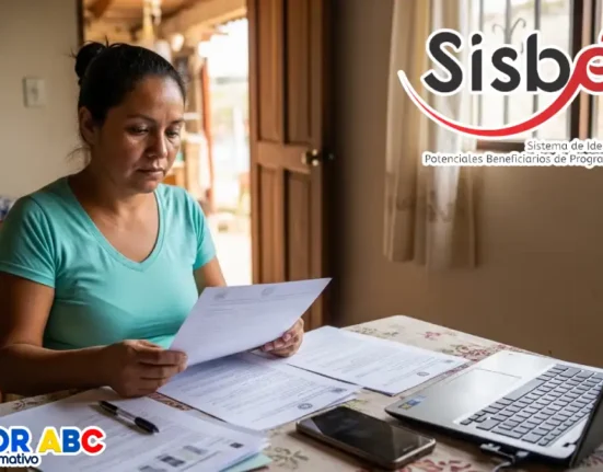 imagen de una mujer que Verifica y descarga su ficha sisbén