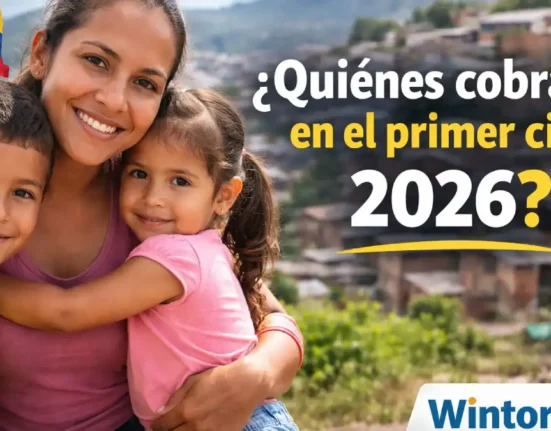 es una imagen de una madre con sus dos hijos y que tiene titulo de quiénes cobran en 2026
