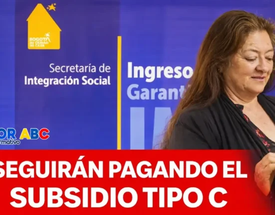 Imagen de señora mirando el celular y verificando incentivo Tipo C