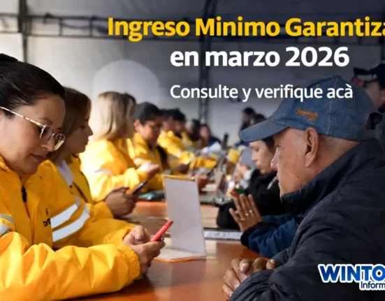 Imagen de personas reciben pagos de la SIDIS