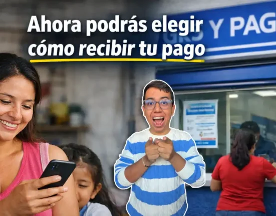 Imagen de madre mirando el celular que podrán elegir dondé recibir su pago