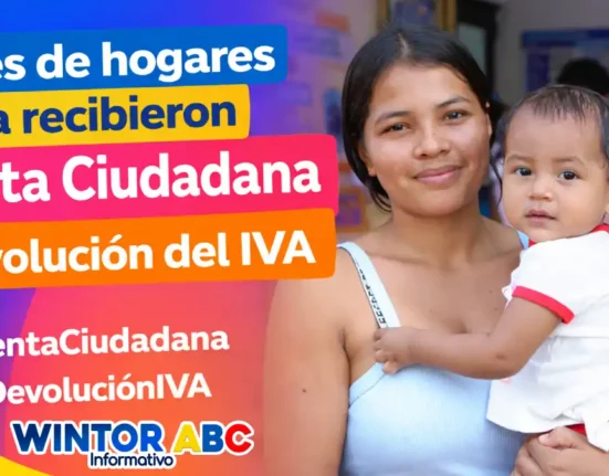 Imagen de una madre con su hijo feliz ya recibieron sus incentivos