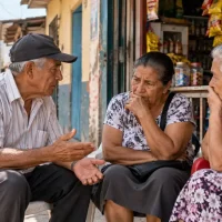 Imagen ilustrativa de dos adultos mayores preocupados por los recursos y pagos de Colombia Mayor en 2026.
