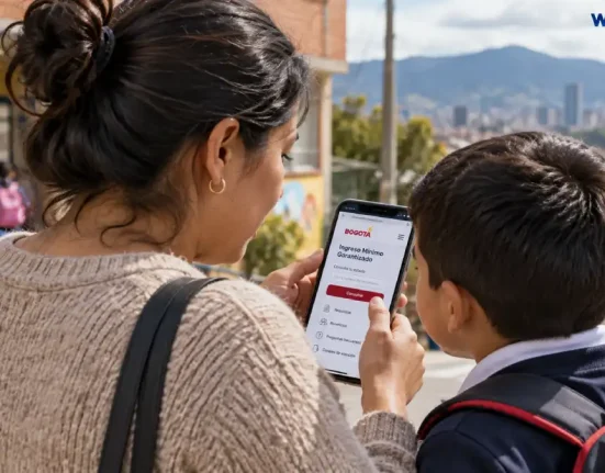 Madre con su hija en edad escolar, imagen relacionada con los requisitos de Ingreso Mínimo Garantizado en Bogotá.