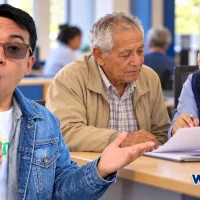 Wintor ABC junto a una escena de orientación a un adulto mayor en una oficina municipal.