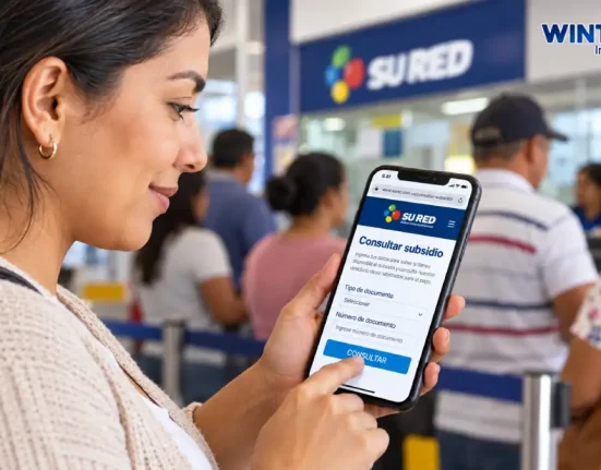 Mujer consulta un subsidio disponible en SuRed desde su celular