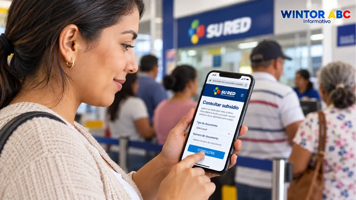 Mujer consulta un subsidio disponible en SuRed desde su celular