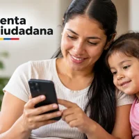 Beneficiaria consulta información sobre el quinto pago de Renta Ciudadana 2026 desde su celular.