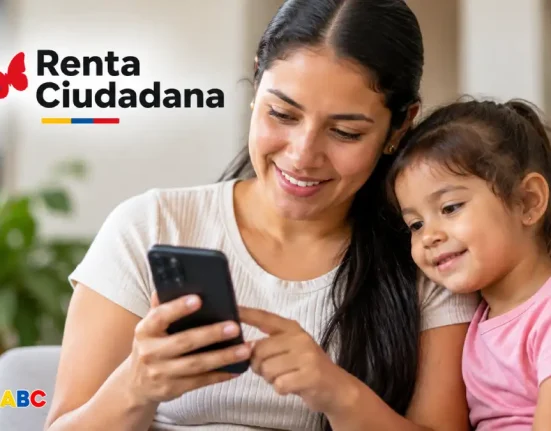 Beneficiaria consulta información sobre el quinto pago de Renta Ciudadana 2026 desde su celular.