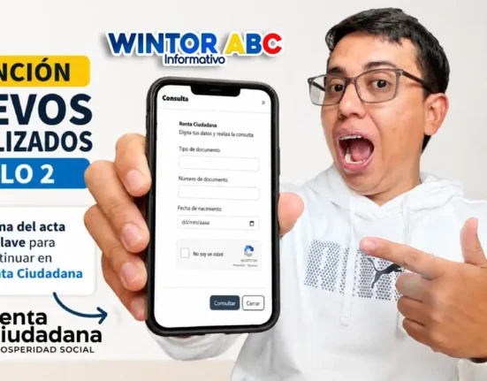 Imagen de Wintor ABC mostrando el celular la firma del acta en Renta Ciudadana