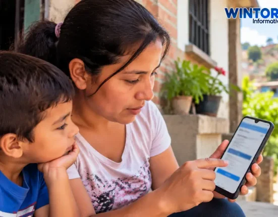 Madre consulta en su celular si es nueva beneficiaria de Renta Ciudadana