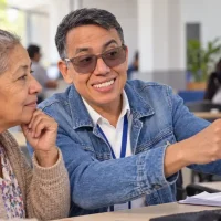 Adultos mayores consultan listados de nuevos beneficiarios de Colombia Mayor 2026