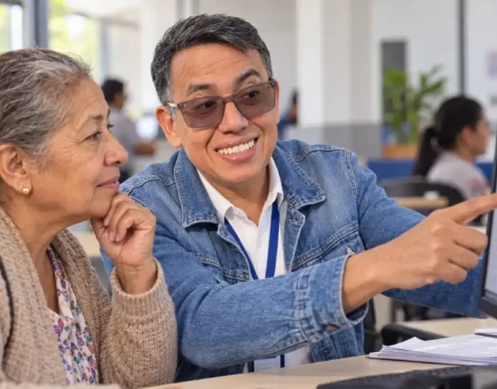 Adultos mayores consultan listados de nuevos beneficiarios de Colombia Mayor 2026