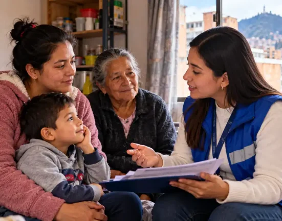 Familia que vive en un pagadiario de Bogotá recibe orientación de una trabajadora social sobre posibles ayudas y servicios del Distrito.