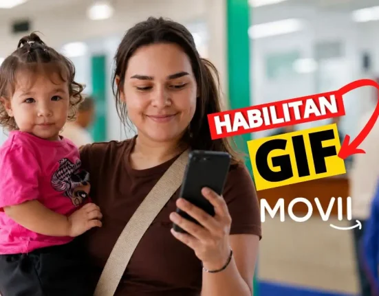 Madre colombiana con su bebé revisa en el celular el registro del GIF para recibir subsidios.