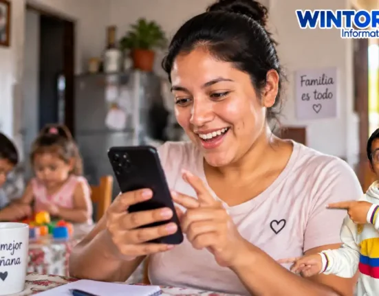 Mujer consulta en su celular información sobre nuevos beneficiarios de Renta Ciudadana 2026