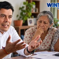 Exdirector de Prosperidad Social habla sobre el presupuesto de Colombia Mayor mientras dos adultos mayores revisan cuentas en casa.