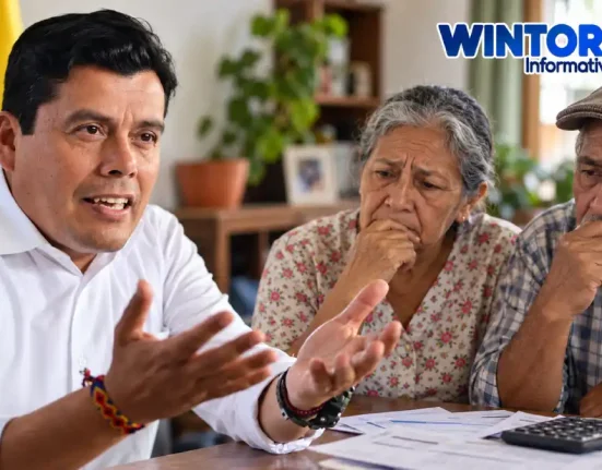 Exdirector de Prosperidad Social habla sobre el presupuesto de Colombia Mayor mientras dos adultos mayores revisan cuentas en casa.