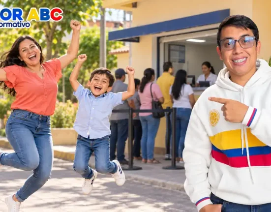Wintor señala a una madre y un niño que saltan de alegría, con personas en fila ante un punto de atención al fondo.