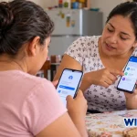 Dos mujeres consultan sus celulares para registrar una cuenta o billetera digital en el GIF de Prosperidad Social.