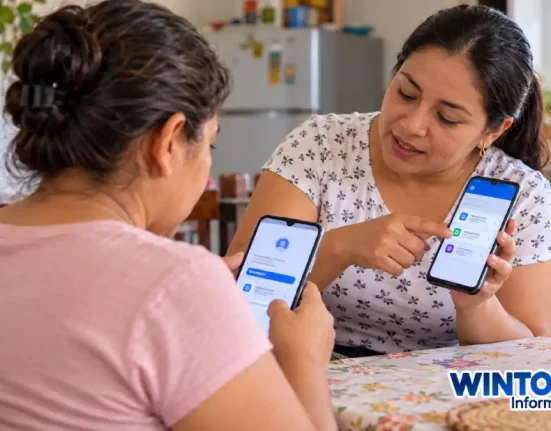 Dos mujeres consultan sus celulares para registrar una cuenta o billetera digital en el GIF de Prosperidad Social.