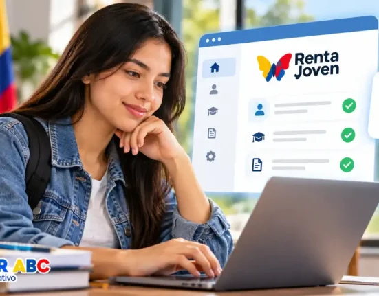 Estudiante consulta en su computador las novedades de Renta Joven 2026 y la actualización de información en el portal del programa.