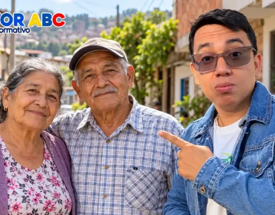 Wintor ABC señala a una pareja de adultos mayores en un barrio popular colombiano.