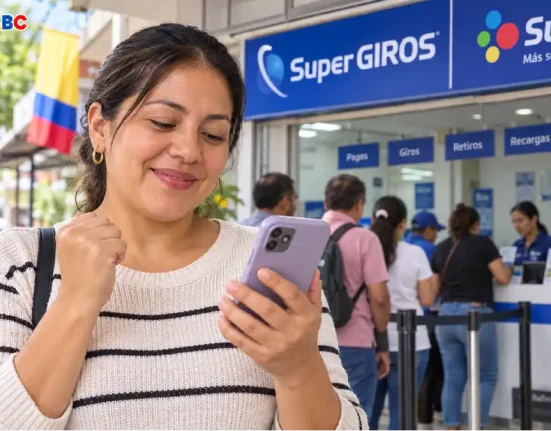 Mujer revisa su celular para consultar información sobre un giro.