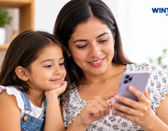 Madre consulta información en su celular junto a su hijo