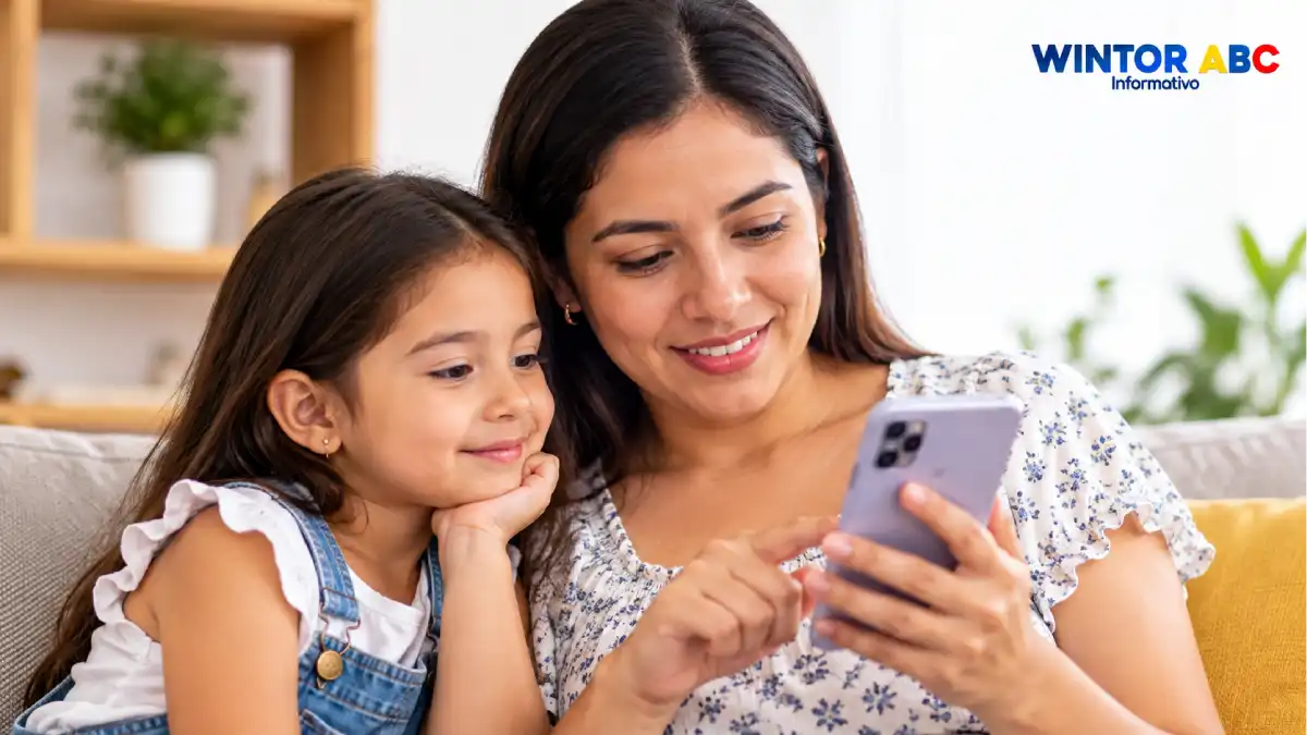 Madre consulta información en su celular junto a su hijo