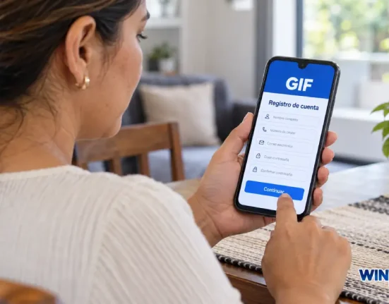 Mujer consulta en su celular el registro de una billetera digital en el GIF.