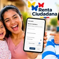 Madre consulta Renta Ciudadana desde su celular para verificar si es beneficiaria del programa