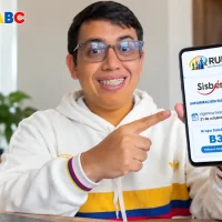 Hombre muestra en su celular la vigencia del Sisbén IV hasta el 31 de octubre de 2026 en la plataforma del RUI.