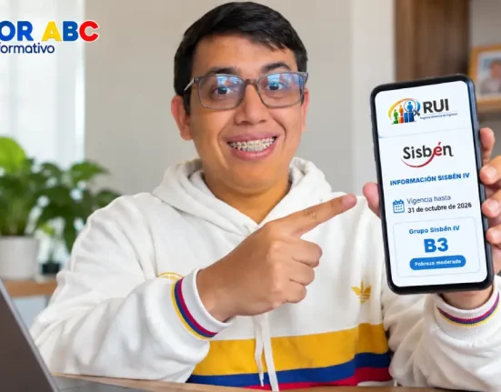 Hombre muestra en su celular la vigencia del Sisbén IV hasta el 31 de octubre de 2026 en la plataforma del RUI.